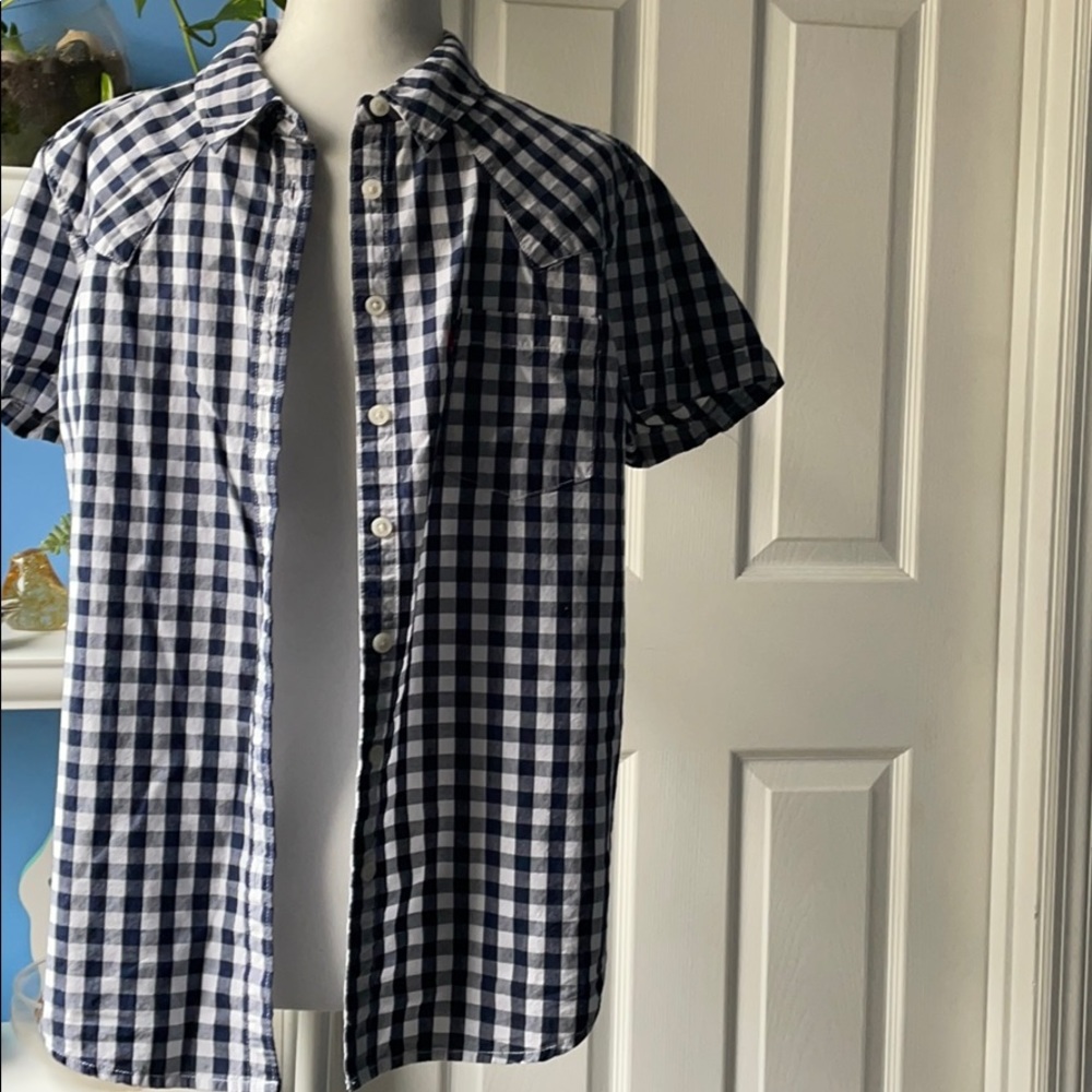 🌺Levi’s 100% cotton, button down shirt🌺